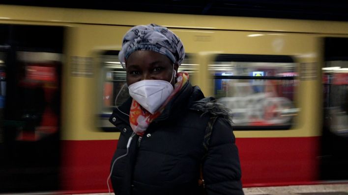 Eine Frau trägt im S-Bahnhof Schönhauser Allee eine FFP2-Maske. (Bild: rbb/N.Donath)