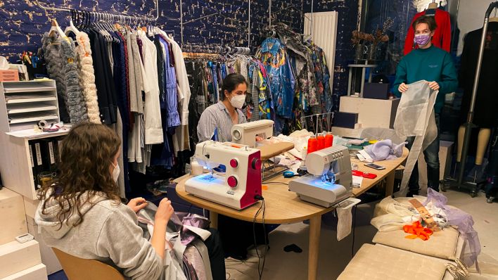 Modedesigner #Damur aus Taiwan in seinem Atelier in Kreuzberg. (Quelle: rbb/Julia Vismann)