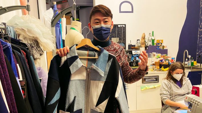 Modedesigner #Damur aus Taiwan in seinem Atelier in Kreuzberg. (Quelle: rbb/Julia Vismann)