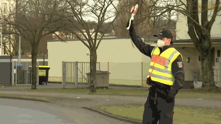 Ein Polizist kontrolliert in Guben (Brandenburg) die Einhaltung des 15-Kilometer-Bewegungsradius (Bild: rbb)