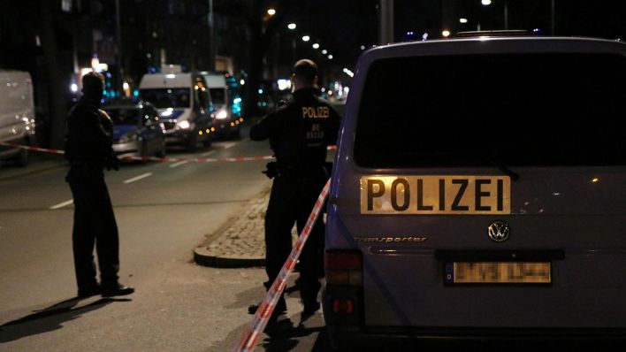 Polizeibeamte stehen an einem Tatort in Berlin-Gesundbrunnen, wo Schüsse gefallen sein sollen (Quelle: Morris Pudwell)
