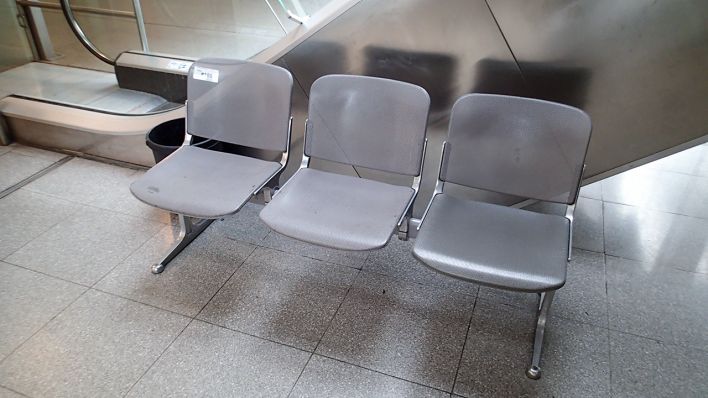 Eine zu versteigernde 3-er Sitzbank des Flughafen Tegel (Bild: Troostwijk/DECHOW)