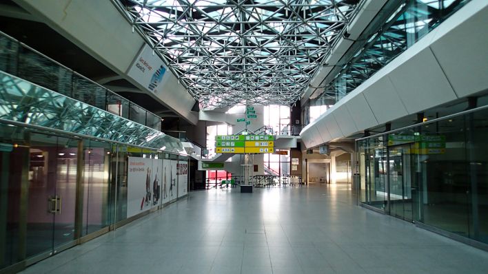 Die leere Eingangshalle des Terminal A im Flughafen Tegel (Bild: Troostwijk/DECHOW)