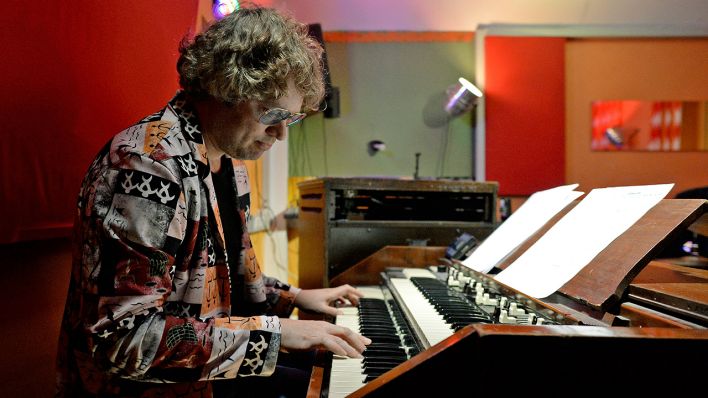 Clemens Orth spielt auf der Hammond Orgel. (Bild: Gerhard Richter)