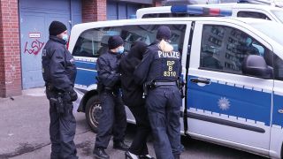 Festnahme nach einer Razzia gegen Menschenhandel der Bundespolizei in der Landsberger Allee in Berlin-Lichtenberg. (Quelle: Morris Pudwell)