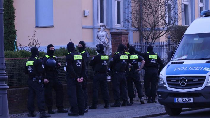 Polizeiaufgebot bei einer Hochzeit in einer Villa in Berlin Alt-Buckow am 30.03.2021. (Quelle: privat)