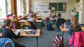 Archivbild: Schulkinder der Notbetreuung werden am 30.04.2020 in einem Klassenraum der Erich-Weinert-Grundschule in Eisenhüttenstadt, Brandenburgunterrichtet. (Quelle: dpa/Patrick Pleul)