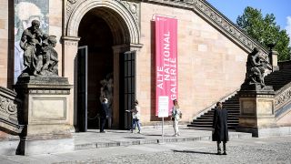 Archivbild: Besucher der Alten Nationalgalerie im Mai 2020. (Quelle: dpa/Britta Pedersen)