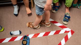 Aufgeklebte Pfeile in den Fluren an der Garderoben sollen den Kleinen in einer Kindertagesstätte die Laufrichtung anzeigen, um die Abstände einhalten zu können. (Quelle: dpa/Frank Rumpenhorst)