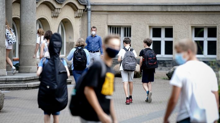 Schüler betreten den Eingang zum einen Gymnasium. (Quelle: dpa/Kay Nietfeld)