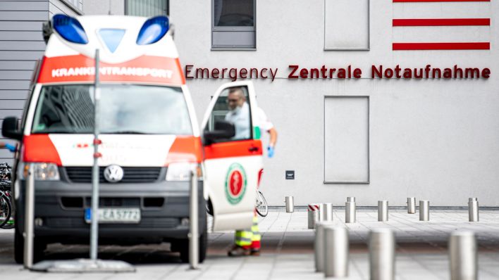 Ein Krankenwagen steht an der Zentralen Notaufnahme der Berliner Charite. (Quelle: Fabian Sommer/dpa)