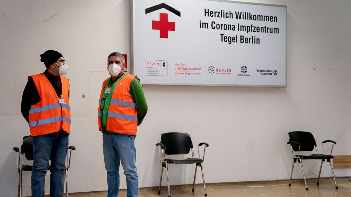 Helfer warten am 10.02.2021 auf Patienten im vierten Impfzentrum in Berlin, das im Terminal C des ehemaligen Flughafens Tegel gelegen ist. (Quelle: dpa/Kay Nietfeld)