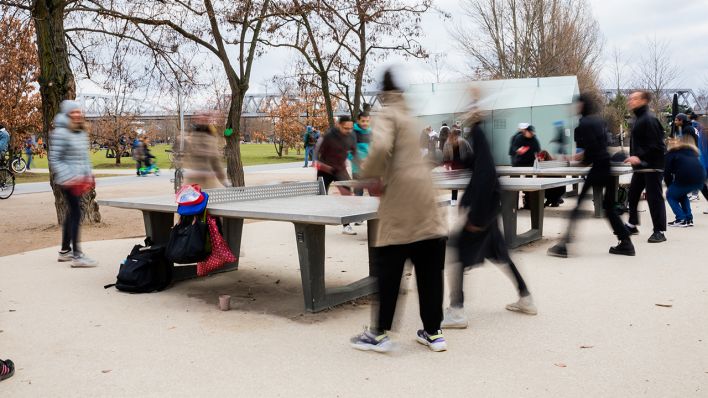 Menschen spielen im Februar 2021 Park am Gleisdreieck Tischtennis. (Quelle: dpa/Christoph Soeder)