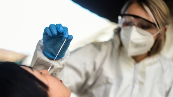 Eine Mitarbeiterin von einem Testzentrum nimmt einen Nasenabstrich für einen Corona-Schnelltest. (Quelle: dpa/Kira Hofmann)