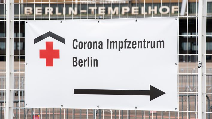 Im Impfzentrum im ehemaligen Flughafen Tempelhof werden die Impfungen mit dem Corona-Impfstoff von Astrazeneca ausgesetzt. (Quelle: dpa/Christophe Gateau)