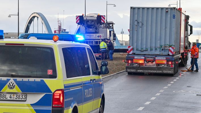 In Begleitung der Polizei werden am 19.03.2021 Container auf einem Lkw am Grenzübergang Stadtbrücke zwischen dem polnischen Slubice und Frankfurt (Oder) in Brandenburg angeliefert. (Quelle: dpa/Patrick Pleul)