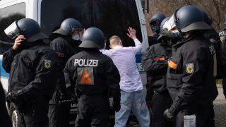 Ein Teilnehmer an einer Demonstration von Rechtsextremisten und sogenannten "Reichsbürgern" wird am 20.03.2021 von der Polizei auf der Straße des 17. Juni festgenommen. (Quelle: dpa/Paul Zinken)