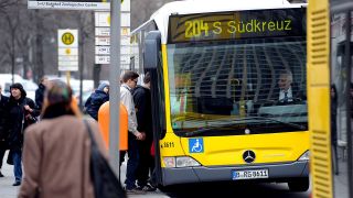 Passanten steigen vorn beim Fahrer in einen Bus der BVG ein. Vor der Pandemie war dies ein gern gesehenes Ritual. (Quelle: DPA/Maurizio Gambarini)