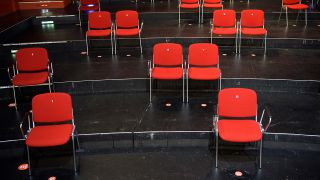 Symbolbild: Rote Stühle stehen im Zuschauersaal des Großen Hauses im Hans-Otto-Theater in Potsdam