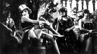 Marlene Dietrich als Lola-Lola in dem von Josef von Sternberg inszenierten Film "Der blaue Engel" (Quelle: DPA)