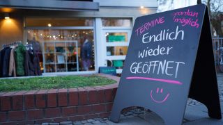 Ein Schild mit der Aufschrift "Endlich wieder geöffnet - Termine spontan möglich" steht vor einer Boutique in Berlin-Pankow (Quelle: DPA/Jörg Carstensen)