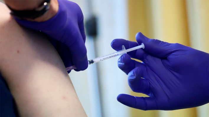Ein Patient erhält seine Corona-Impfung (Bild: dpa/Hannibal Hanscke)