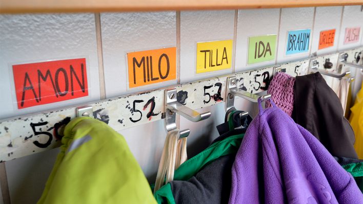 Archivbild: In einer Neuköllner Kindertagesstätte stehen Namen an den Kleiderhaken der Kinder (Februar 2015) (Bild: dpa/Volkmar Heinz)