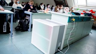 Ein Luftfiltergerät steht in einem Klassenzimmer um die Konzentration von Aerosolen niedrig zu halten (Bild: dpa/Hauke-Christian Dittrich)