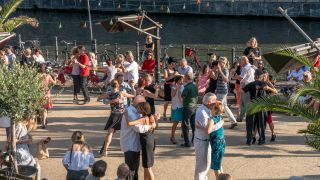 Menschen tanzen eng aneinander in einer Strandbar an der Spree (Quelle: Picture Alliance/Global Travel Images/Juergen Held)