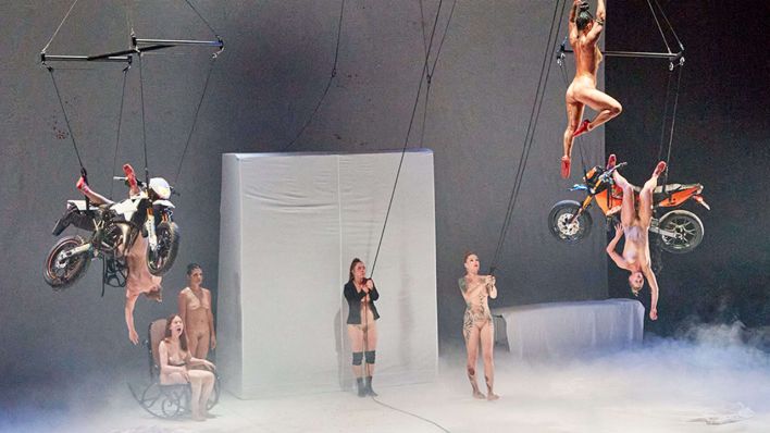 Archivbild: Am 12.08.2020 stehen und schweben Tänzerinnen während der Performance «Tanz» auf der Bühne (Bild: dpa/Georg Wendt)