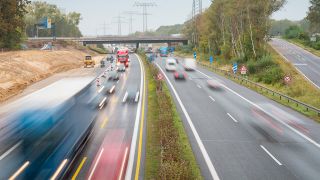Autos und LKW fahren auf der Autobahn A10 (Quelle: dpa-Zentralbild/Soeren Stache)