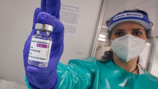 Eine Krankenschwester zeigt den AstraZeneca-Impfstoff (Quelle: dpa/Clara Margais)