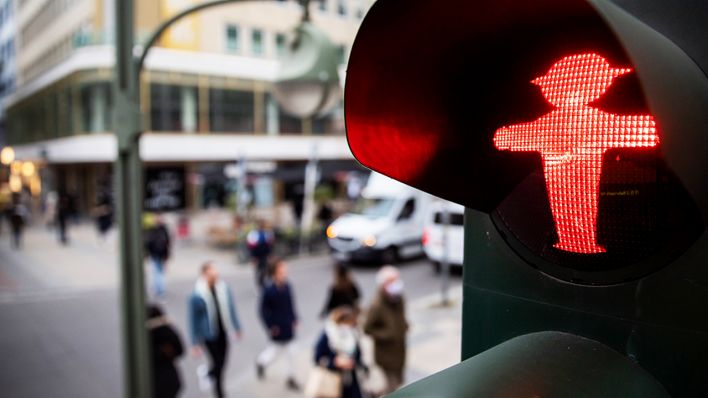 Symbolbild: Eine Fußgängerampel an der Tauentzienstraße leuchtet rot. (Quelle: dpa/Christoph Soeder)