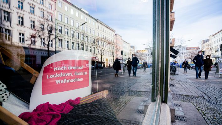 «Noch dreimal Lockdown, dann ist Weihnachten» steht im Schaufenster eines Modegeschäfts in Berlin-Kreuzberg auf einem Schild. (Quelle: dpa/Christoph Soeder)