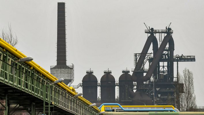 Ein Hochofen des Stahlunternehmens Arcelor Mittal Eisenhüttenstadt GmbH. (Quelle: dpa/Patrick Pleul)