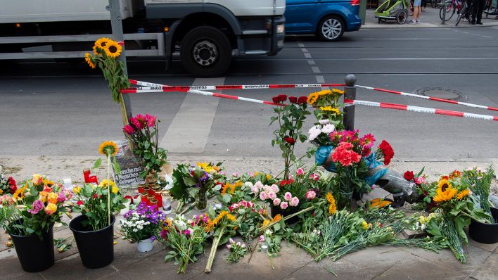 Blumen haben Menschen an der Stelle abgestellt, an der am 06.09.2019 vier Menschen bei einem Verkehrsunfall gestorben waren. (Quelle: dpa/Paul Zinken)