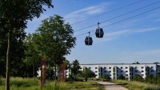 Die Seilbahn in den Gärten der Welt in Marzahn-Hellersdorf vor Wohnhäusern in Marzahn-Hellersdorf. (Quelle: dpa/Jens Kalaene)