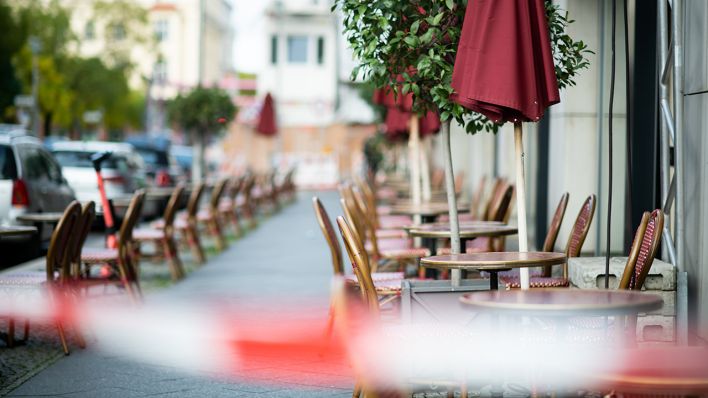 Leere Tische und Stühle stehen im Außenbereich einer geschlossenen Gaststätte in Berlin-Mitte. (Quelle: dpa/Bernd von Jutrczenka)