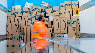 Pakete liegen in einem Logistikzentrum des Versandhändlers Amazon in einem Lkw. (Quelle: dpa/Rolf Vennenbernd)