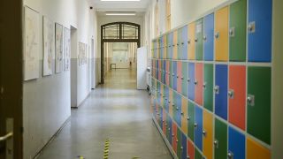 Der Gang des John-Lennon-Gymnasiums in Prenzlauer Berg ist leer. (Quelle: dpa/Annette Riedl)