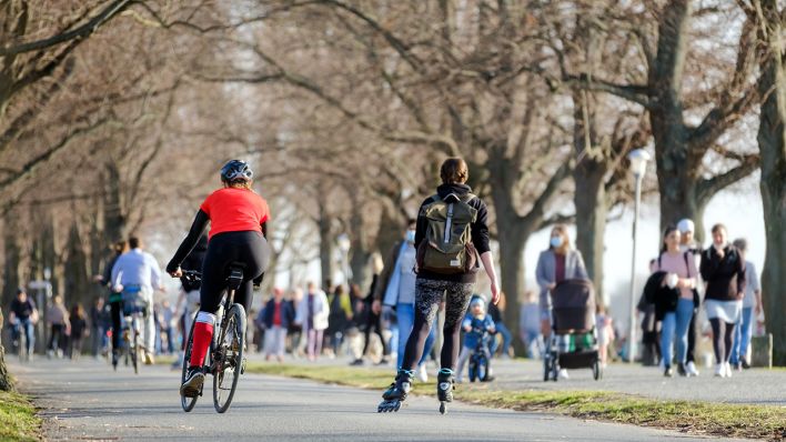 Zahlreiche Radfahrer, Skater und Spaziergänger sind bei sonnigem Wetter unterwegs. (Quelle: dpa/Ole Spata)