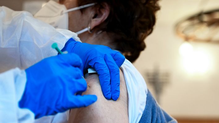 Eine Frau wird gegen das Coronavirus geimpft. (Quelle: dpa/Hendrik Schmidt)