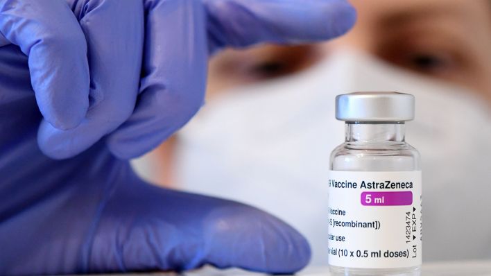 Eine Ampulle des Corona-Impfstoffes von AstraZeneca (Quelle: dpa/Helmut Fohringer)