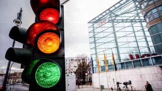 Eine Ampel vor der Bundeszentrale der CDU dem Konrad-Adenauer-Haus schaltet von Rot auf Grün. (Quelle: dpa/Michael Kappeler)
