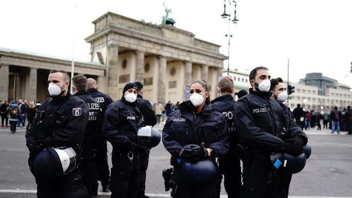 Polizeibeamte auf dem Platz des 18. März in Berlin während einer Demonstration gegen die Corona-Einschränkungen (Quelle: dpa/Kay Nietfeld)