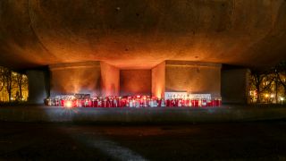 Kerzen erinnern am Stierbrunnen in Prenzlauer Berg an die Corona-Toten. (Quelle: dpa/Paul Zinken)