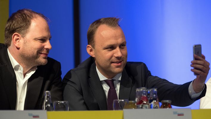 Archivbild: Christoph Meyer (l), Landesvorsitzender der Berliner FDP, und der Generalsekretär Sebastian Czaja machen während der Europawahlversammlung der FDP Berlin ein Selfie. (Quelle: dpa/S. Stache)