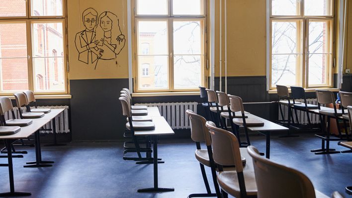 Archivbild: In einem Klassenzimmer des John-Lennon-Gymnasiums in Prenzlauer Berg stehen die Stühle auf den Tischen. (Quelle: dpa/A. Riedl)