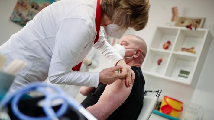 Ein Mann erhält in einer Arztpraxis eine Corona-Impfung mit dem Impstoff von AstraZeneca (Quelle: Reuters/Hannibal Hanschke)
