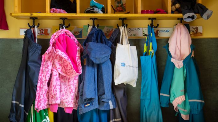 Jacken und Taschen hängen im Eingangsbereich in einem Kindergarten (Quelle: dpa/Monika Skolimowska)